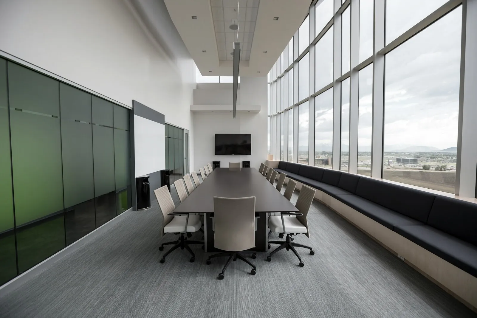 Sala de reuniões corporativa com vista panorâmica